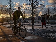 Мужчина на велосипеде Мужчина на велосипеде