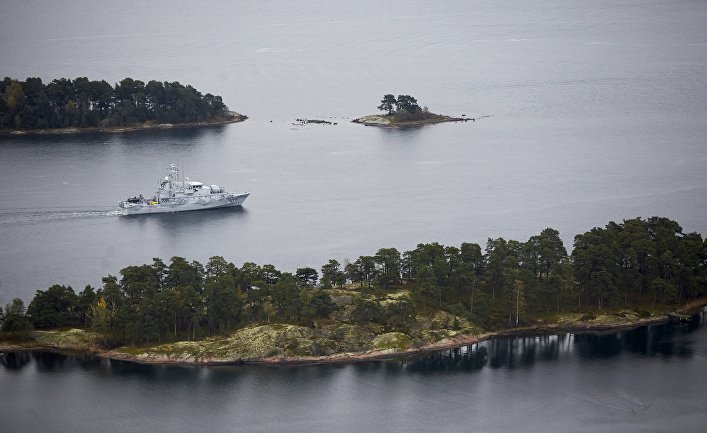 19 октября 2014. Шведский минный тральщик HMS Koster во время поисков иностранной подводной лодки в стокгольмских шхерах 19 октября 2014. Шведский минный тральщик HMS Koster во время поисков иностранной подводной лодки в стокгольмских шхерах