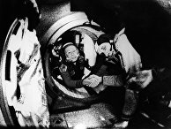 17 июля 1975. Советский космонавт Алексей Леонов и американский астронавт Томас Стэффорд пожимают друг другу руки 17 июля 1975. Советский космонавт Алексей Леонов и американский астронавт Томас Стэффорд пожимают друг другу руки