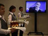 Официанты с шампанским у телевизора с трансляцией выступления Владимира Путина Официанты с шампанским у телевизора с трансляцией выступления Владимира Путина