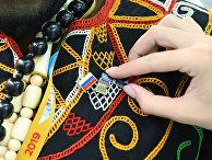 Участнику экономического форума "Россия - Африка" прикрепляют значок МИА "Россия сегодня". Участнику экономического форума "Россия - Африка" прикрепляют значок МИА "Россия сегодня".