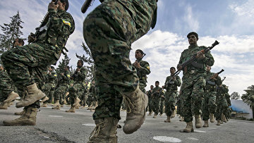 Сирийские курды возле нефтяного месторождения Омар в восточной сирийской провинции Дейр-эз-Зор