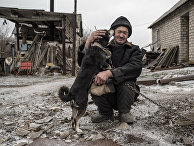 62-летний Александр Васильев со своей собакой в Донецкой области 62-летний Александр Васильев со своей собакой в Донецкой области