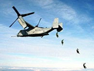 Десантирование с американского конвертоплана Bell V-22 Osprey подразделения морской пехоты США Десантирование с американского конвертоплана Bell V-22 Osprey подразделения морской пехоты США