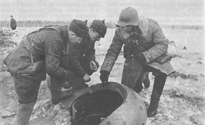 Группа красноармейцев осматривает бронеколпак на финском ДОТе Sk2, 1940 год