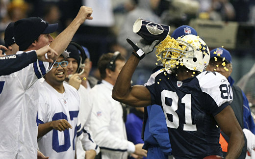 Игрок Dallas Cowboys ест попкорн во время матча Игрок Dallas Cowboys ест попкорн во время матча