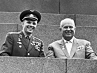 Юрий Гагарин и Никита Хрущев на трибуне Мавзолея Юрий Гагарин и Никита Хрущев на трибуне Мавзолея