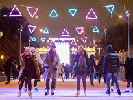 Отдыхающие на открытии "Стрит-катка" в Парке Горького в Москве Отдыхающие на открытии "Стрит-катка" в Парке Горького в Москве