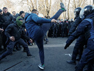 Столкновения с полицией во время акции протеста против земельной реформы в Киеве, Украина Столкновения с полицией во время акции протеста против земельной реформы в Киеве, Украина