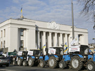Участники акции протеста против продажи земли перед зданием парламента в Киеве, Украина Участники акции протеста против продажи земли перед зданием парламента в Киеве, Украина