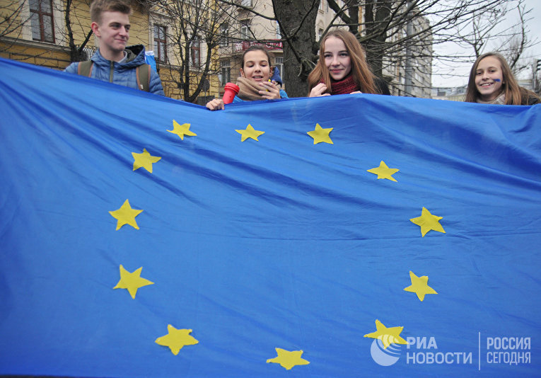 Участники студенческого митинга в поддержку евроинтеграции во Львове, Украина