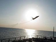 Су-24 пролетает рядом эсминцем USS Donald Cook Су-24 пролетает рядом эсминцем USS Donald Cook