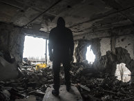 Мужчина в разрушенном доме в Киевском районе Донецка Мужчина в разрушенном доме в Киевском районе Донецка