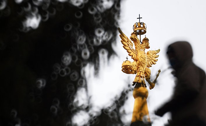 Двуглавый орел на башне Исторического музея в Москве