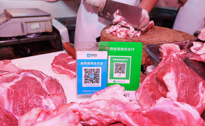 QR-коды Alipay и WeChat для онлайн-платежей в мясной лавке в Наньтуне, Китай
