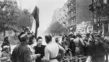 Мирные жители Варшавы и бойцы Красной Армии. Освобождение Польши. 1945 г.
