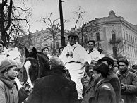 Жители освобожденного Кракова приветствуют советских солдат. Висло-Одерская операция, 12 января—3 февраля 1945 г. Жители освобожденного Кракова приветствуют советских солдат. Висло-Одерская операция, 12 января—3 февраля 1945 г.