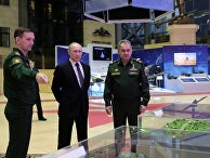 Верховный главнокомандующий, президент РФ Владимир Путин и министр обороны РФ, генерал армии Сергей Шойгу (справа) во время осмотра выставки современных вооружений и техники Верховный главнокомандующий, президент РФ Владимир Путин и министр обороны РФ, генерал армии Сергей Шойгу (справа) во время осмотра выставки современных вооружений и техники