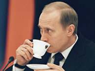 Президент РФ Владимир Путин пьет кофе Президент РФ Владимир Путин пьет кофе