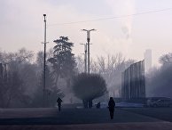Прохожие на одной из улиц в Бишкеке, Киргизия Прохожие на одной из улиц в Бишкеке, Киргизия