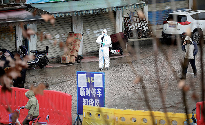 Рынок морепродуктов, связанный со вспышкой пневмонии, вызванной новым штаммом коронавируса в Ухане, провинция Хубэй, Китай