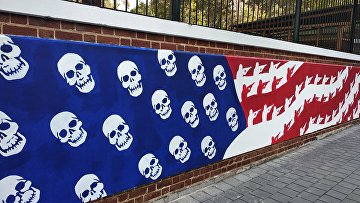 Граффити перед бывшим посольством США в Тегеране