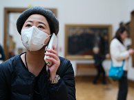 Посетительница музея в медицинской маске Посетительница музея в медицинской маске