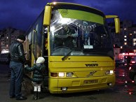 Пассажиры у автобуса Пассажиры у автобуса
