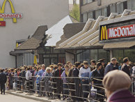 Очередь в ресторан "Макдоналдс" на Пушкинской площади в Москве. Открылся 31 января 1990 года. Очередь в ресторан "Макдоналдс" на Пушкинской площади в Москве. Открылся 31 января 1990 года.