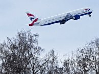 Самолет авиакомпании British Airways во время взлета Самолет авиакомпании British Airways во время взлета