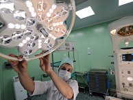 Медицинская сестра ведет подготовку операционной в отделении реанимации и интенсивной терапии новорожденных Медицинская сестра ведет подготовку операционной в отделении реанимации и интенсивной терапии новорожденных