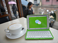 Приложение WeChat на экране планшета в кафе Приложение WeChat на экране планшета в кафе