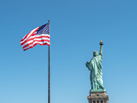 Статуя Свободы в Нью-Йорке и флаг США Статуя Свободы в Нью-Йорке и флаг США