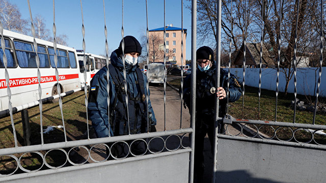Страна (Украина): «Иностранцы улыбались и махали руками, но когда окно разбили камнем, они поняли: что-то здесь не так»