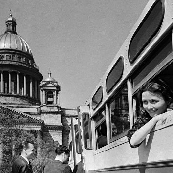 Туристы на экскурсии в Ленинграде (Санкт-Петербург), 1952 год. Слева - Исаакиевский собор Туристы на экскурсии в Ленинграде (Санкт-Петербург), 1952 год. Слева - Исаакиевский собор