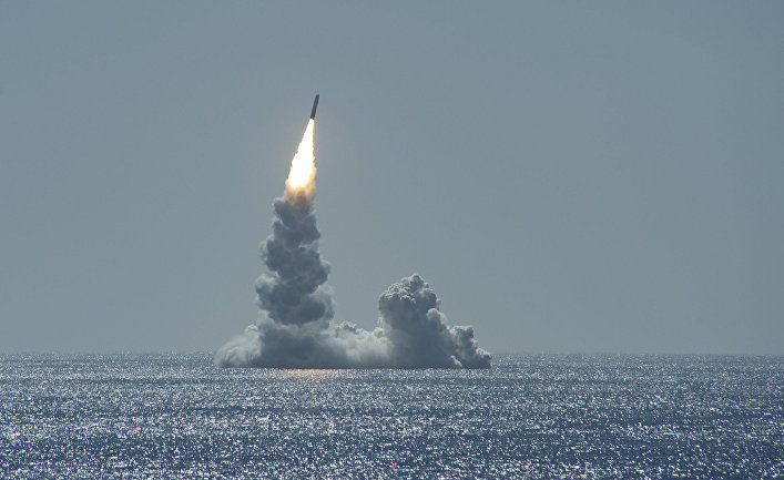 Ракета Trident II, запущенная с подводной лодки USS Maine у побережья Сан-Диего, штат Калифорния Ракета Trident II, запущенная с подводной лодки USS Maine у побережья Сан-Диего, штат Калифорния