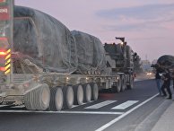 Грузовик с бронетехникой вооруженных сил Турции на турецко-сирийской границе Грузовик с бронетехникой вооруженных сил Турции на турецко-сирийской границе