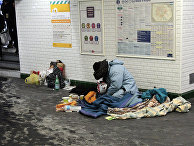 Бездомный в парижском метро Бездомный в парижском метро