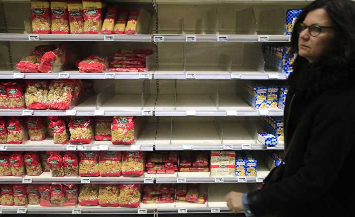 Полупустые полки в одном из продуктовых магазинов Парижа Полупустые полки в одном из продуктовых магазинов Парижа
