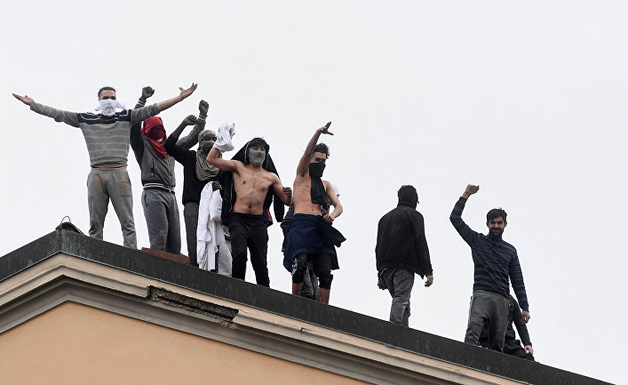 Заключенные на крыше тюрьмы Сан-Витторе в Милане