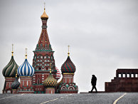 Полицейский на Красной площади в Москве Полицейский на Красной площади в Москве