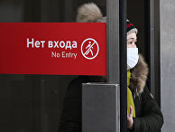 Женщина выходит из метро в Москве Женщина выходит из метро в Москве