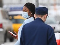 Девушка в защитной маске на одной из улиц в Москве Девушка в защитной маске на одной из улиц в Москве
