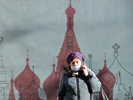 Женщина в медицинской маске на одной из улиц в Москве Женщина в медицинской маске на одной из улиц в Москве