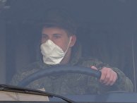 Колонна техники с российскими военными медиками во время марша в Бергамо Колонна техники с российскими военными медиками во время марша в Бергамо