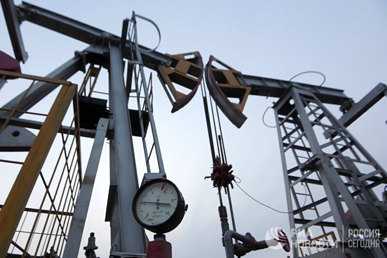 Работа нефтяных станков - качалок Работа нефтяных станков - качалок