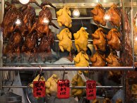 Продажа мясной продукции на одной из улиц Гонконга Продажа мясной продукции на одной из улиц Гонконга