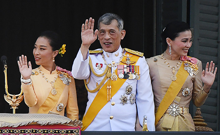Принцесса Таиланда Сириваннавари Нариратана, король Таиланда Маха Ваджиралонгкорн и королева Таиланда Сутида