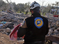 Активист из организации "Белые каски" в городе Маарет-Мисрин после авиаударов в провинции Идлиб, Сирия