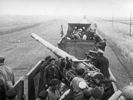 Красный бронепоезд готовится к бою. 1919 год. Красный бронепоезд готовится к бою. 1919 год.